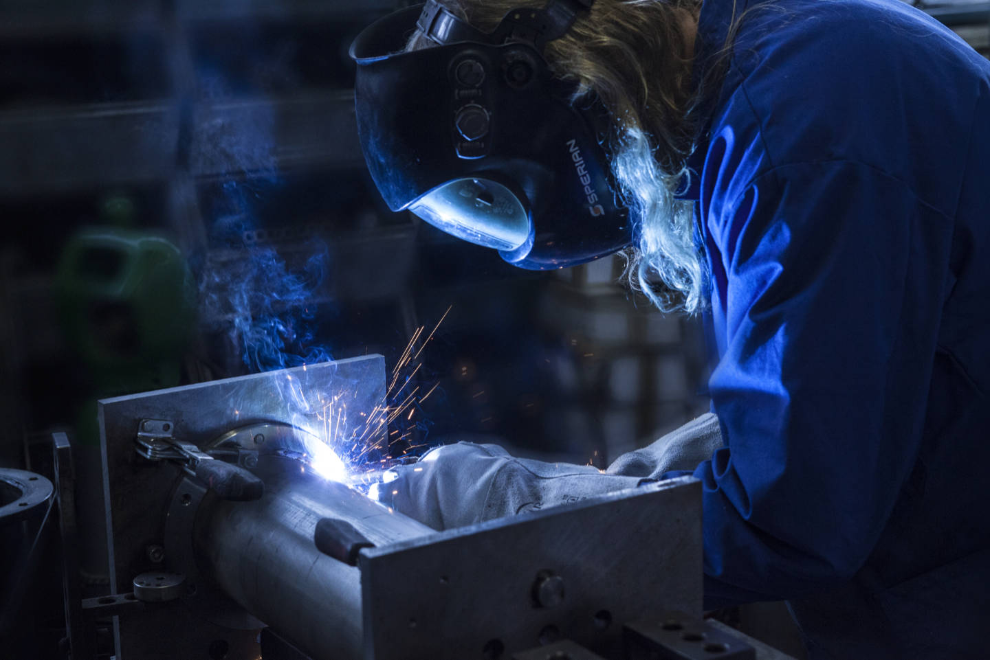 Schweißen bei Schmid Metallbearbeitung Ein Mitarbeiter von Schmid Metallbearbeitung schweißt ein Bauteil