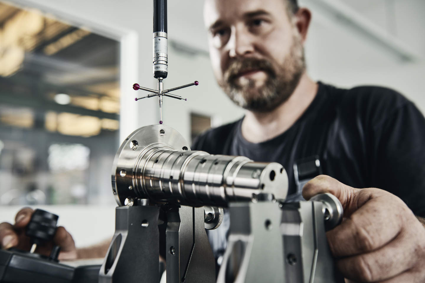 Weiterverarbeitung Schmid Metallbearbeitung Ein Mitarbeiter von Schmid Metallbearbeitung bearbeitet ein Metallteil