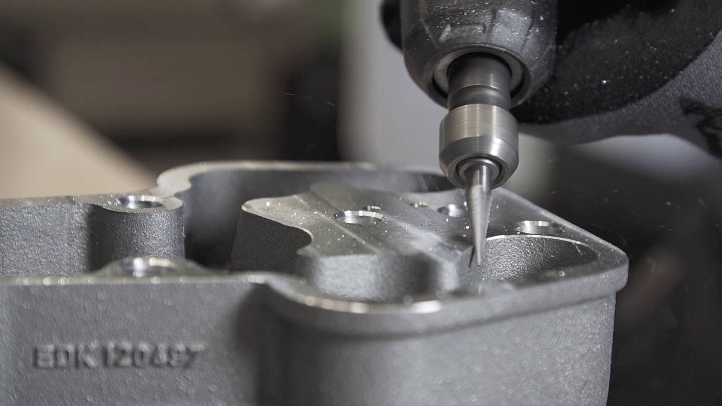 CNC-Fräse Eine CNC-Fräse bearbeitet ein Metallteil